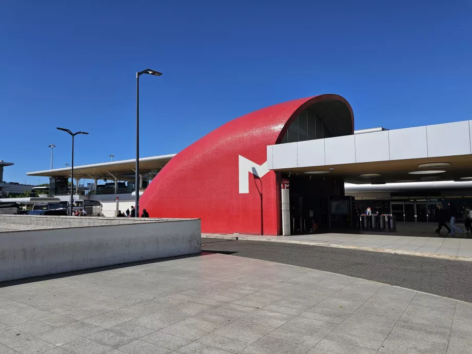 U-Bahn-Station vor dem Terminal 1