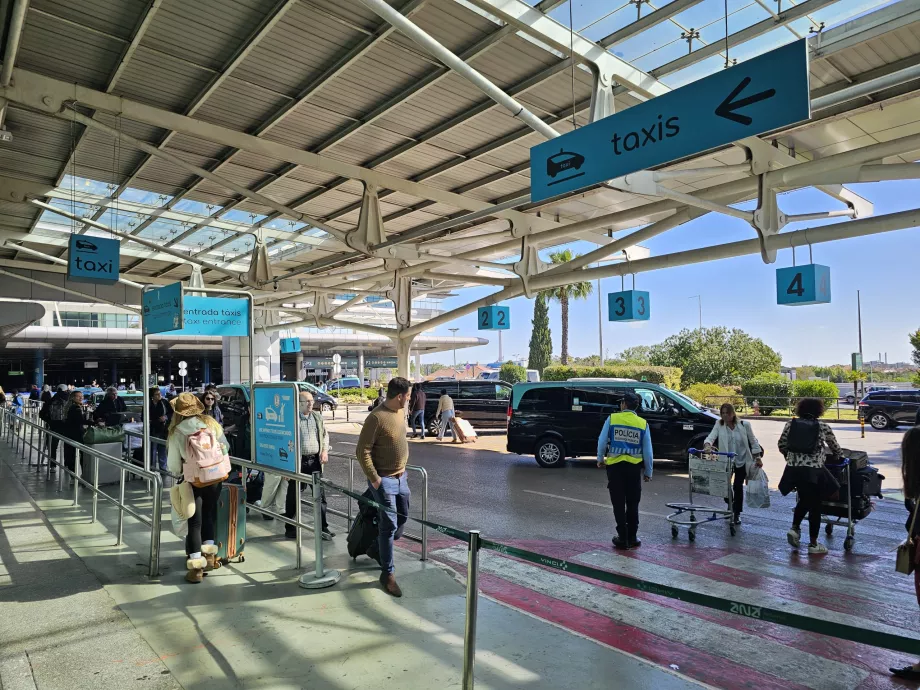 Taxistand vor dem Terminal 1