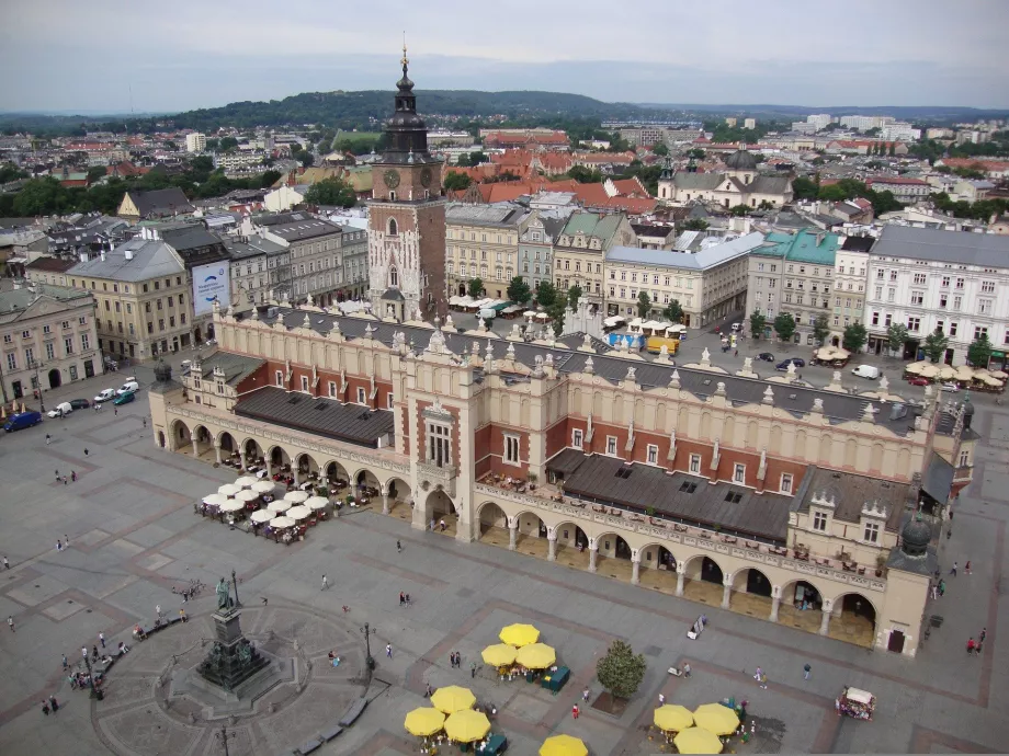 Die Tuchhalle und der Rathausturm