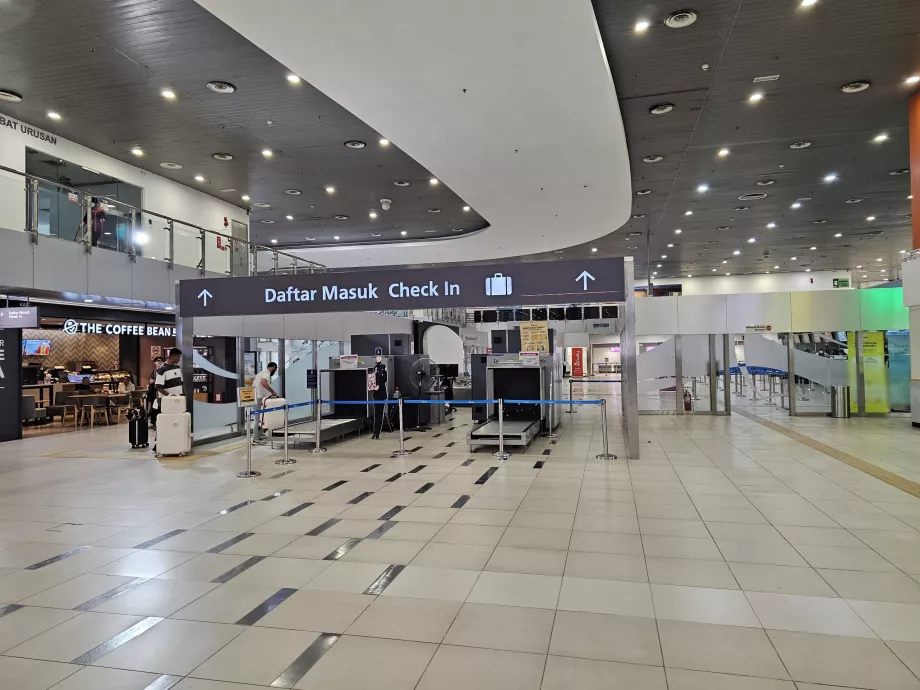 Sicherheitskontrolle an den Check-in-Schaltern
