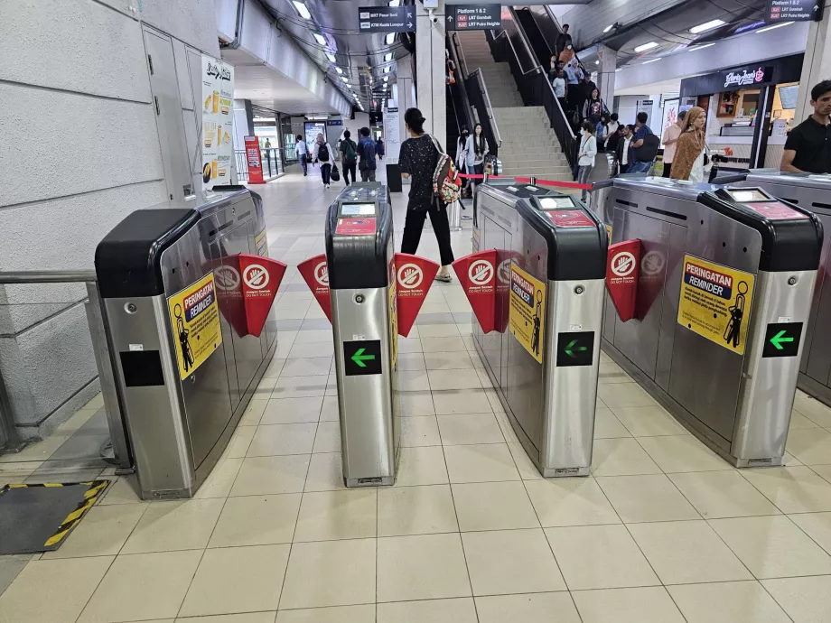 Drehkreuze am Eingang zur U-Bahn