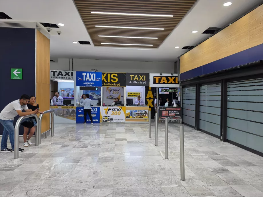 Taxistände in der Ankunftshalle