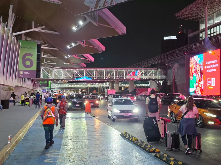 Uber-Abholpunkt vor Terminal 1