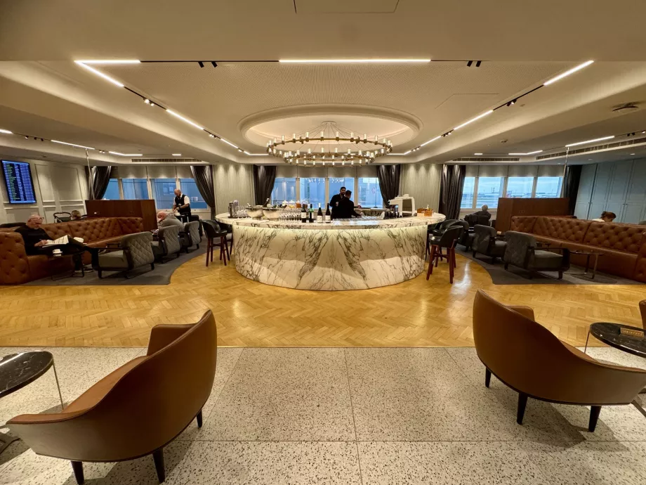 Lounge im Obergeschoss mit Bar