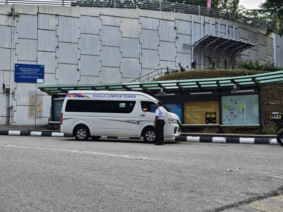 Shuttle-Bus vom Eingang zum Menara Tower
