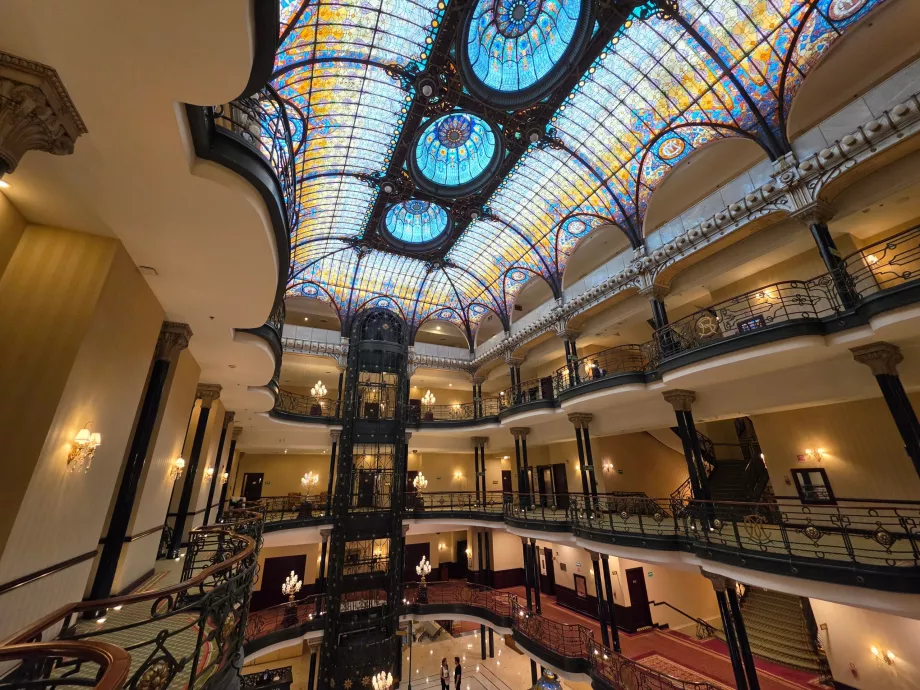 Die Hauptlobby des Hotels