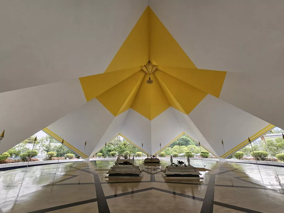 Nationale Moschee, Makam Pahlawan Grabmal