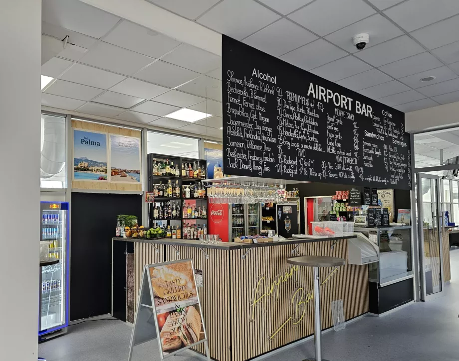 Flughafenbar nach der Sicherheitskontrolle