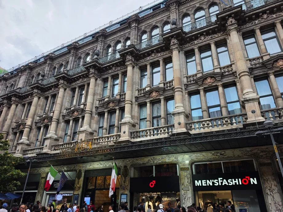 Der Haupteingang des Hotels
