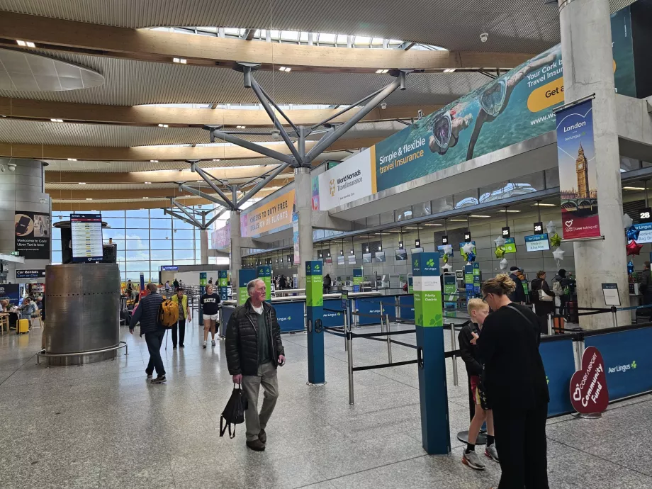 Check-in-Schalter in der Abflughalle