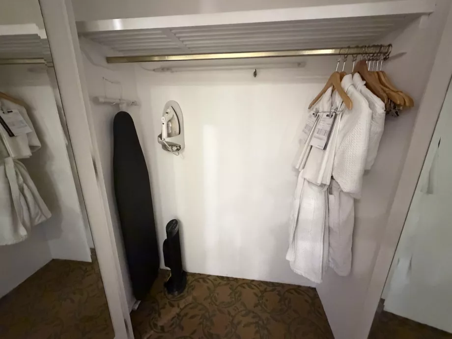 Bademantel und Bügelbrett