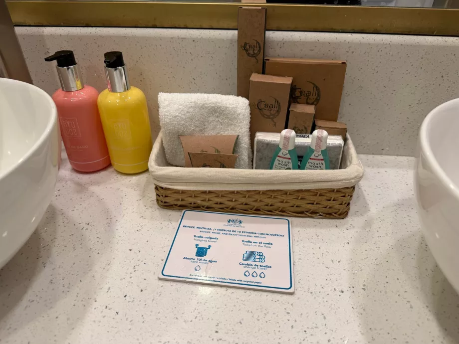 Pflegeartikel im Badezimmer