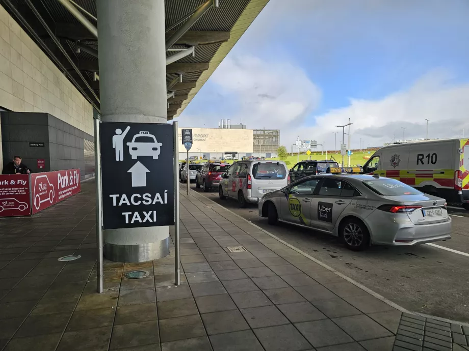 Taxistand vor der Ankunftshalle
