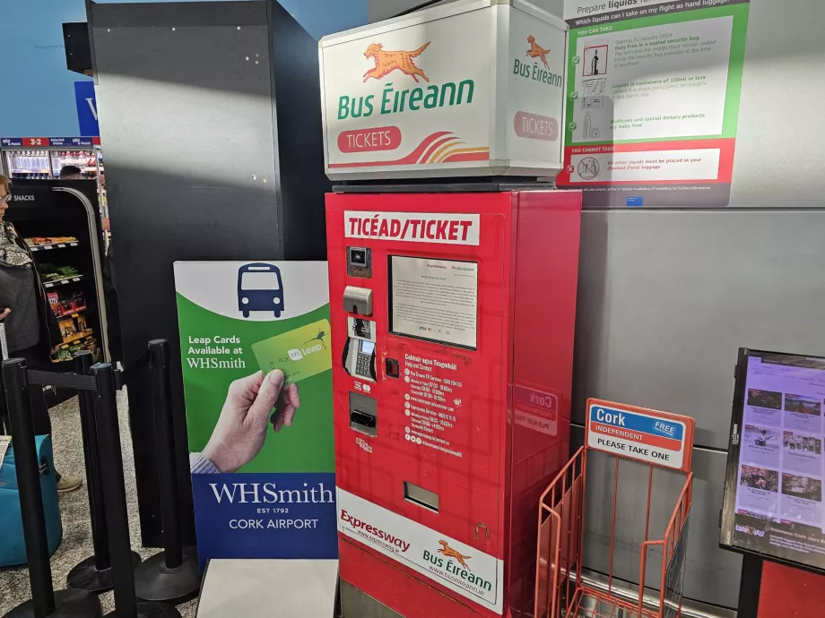 Fahrkartenautomat in der Ankunftshalle