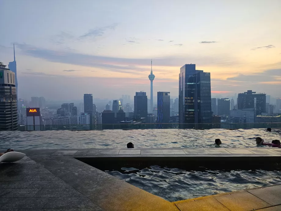 Pool auf der Dachterrasse am Abend
