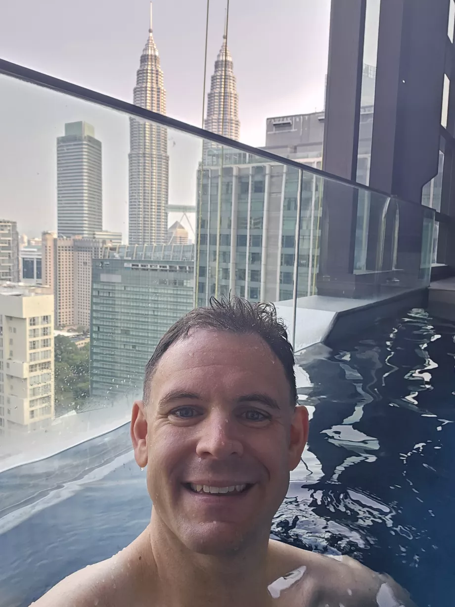 Ich im Pool auf dem Balkon des Zimmers