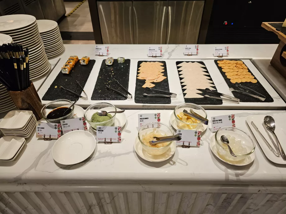 Westliches und japanisches kaltes Frühstück