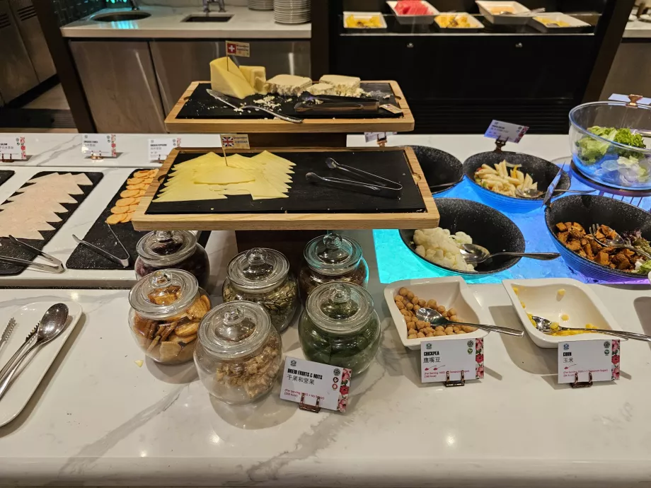 Westliches und japanisches kaltes Frühstück