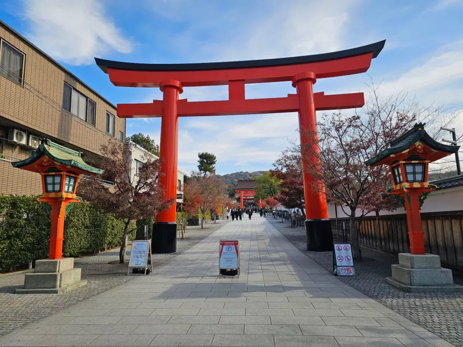 Fußgängereingangsbereich von Bahnhöfen