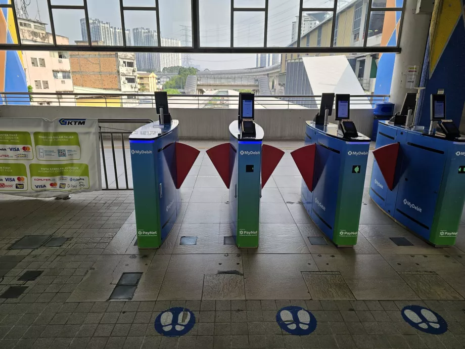 Drehkreuze an KTM-Bahnhöfen