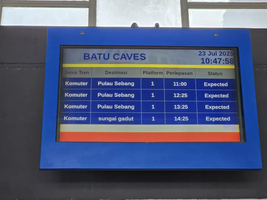 Informationstafeln am Bahnhof Batu Caves