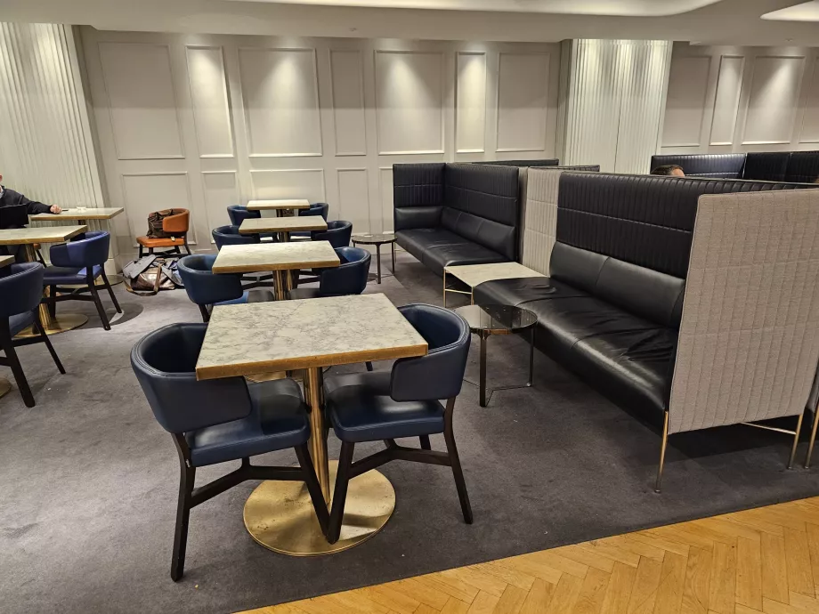 Esstische im 1. Stock