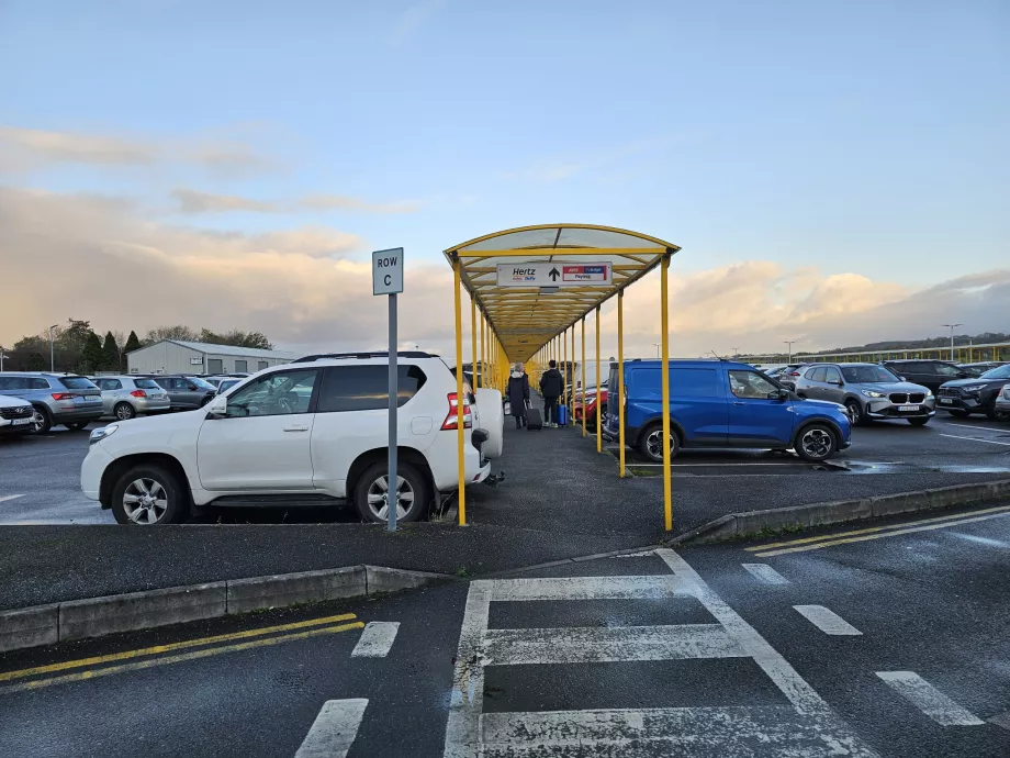 Fußweg zu den Autovermietungen