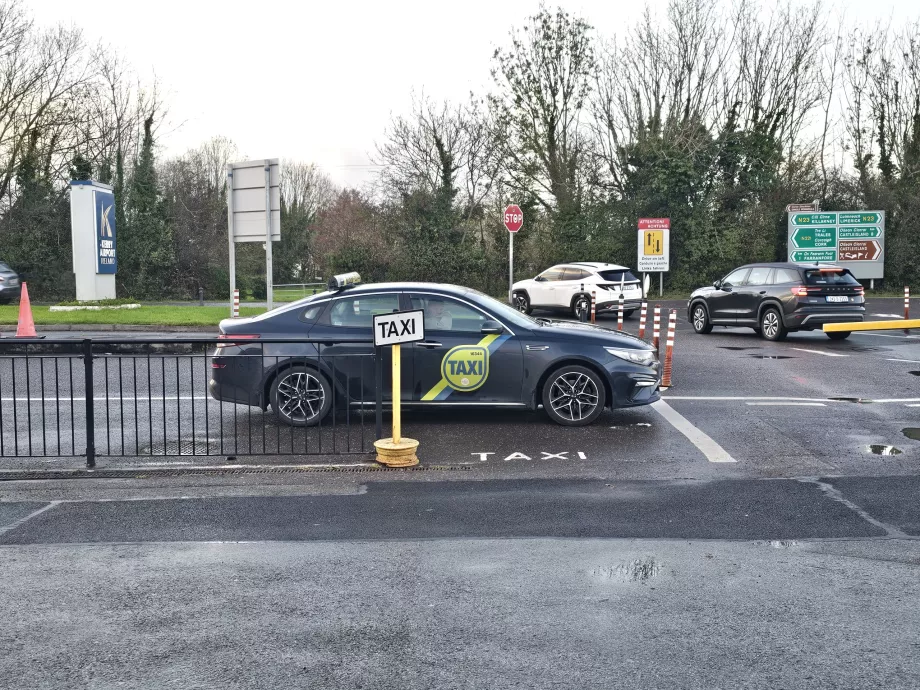 Taxistand vor dem Terminal