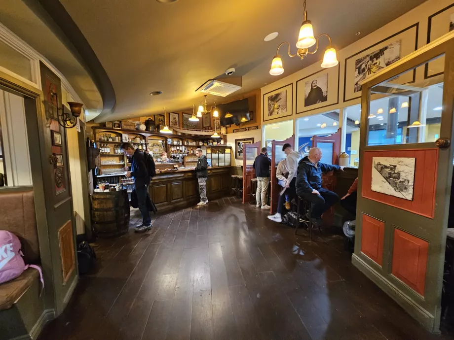 Kneipe nach der Sicherheitskontrolle