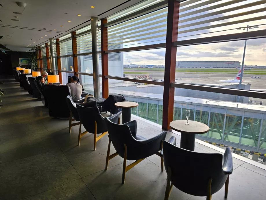 Sessel mit Blick auf das Rollfeld