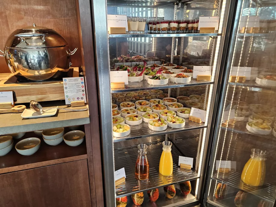 Obst, Panna Cotta, Säfte und Gemüsesalate