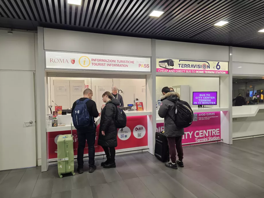 Stände für den Verkauf von Busfahrkarten