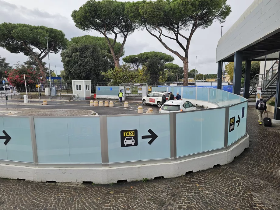 Taxistand vor der Ankunftshalle