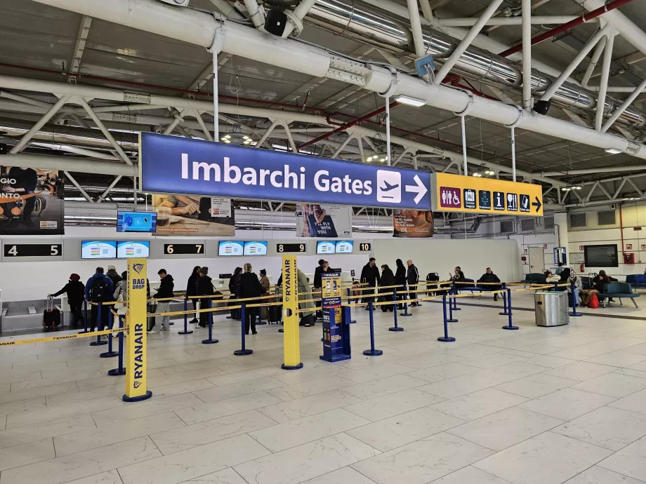 Abflughalle mit Check-in-Schaltern