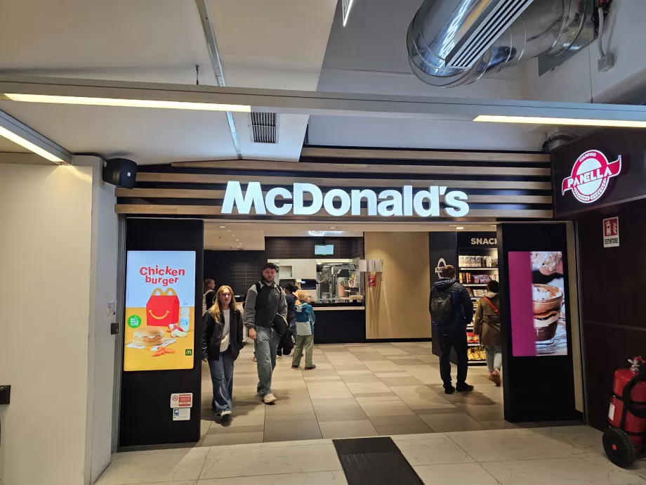 McDonald's in der Abflughalle, öffentlicher Bereich