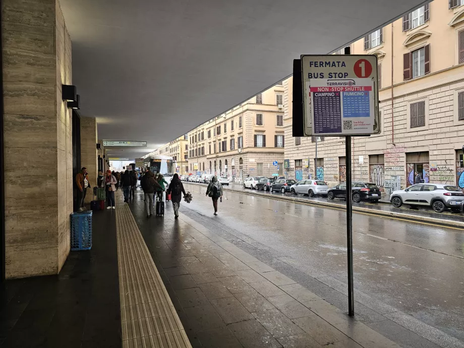 Expressbus hält vor dem Bahnhof Roma Termini