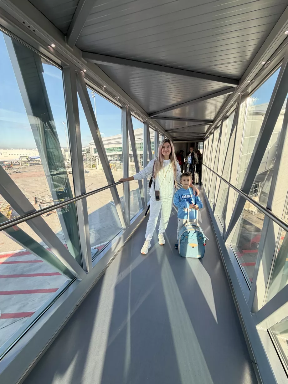 Frau mit älterem Sohn auf der Brücke