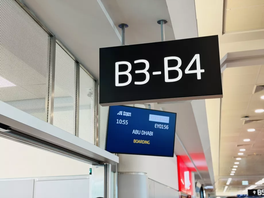 Einstiegsgate für Flug EY156