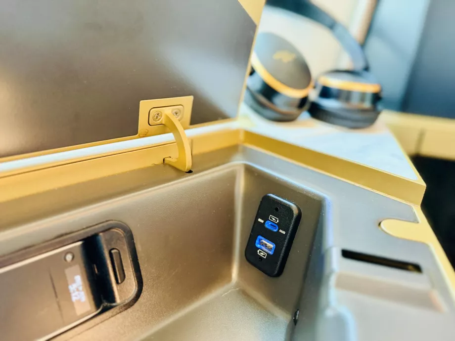 USB-C- und USB-B-Buchsen zum Laden