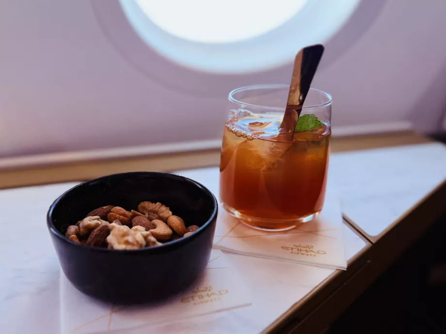 Erwärmte Nussmischung und Eistee