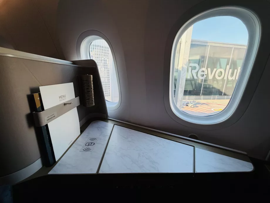 Klappbarer Tisch und kabelloses Laden