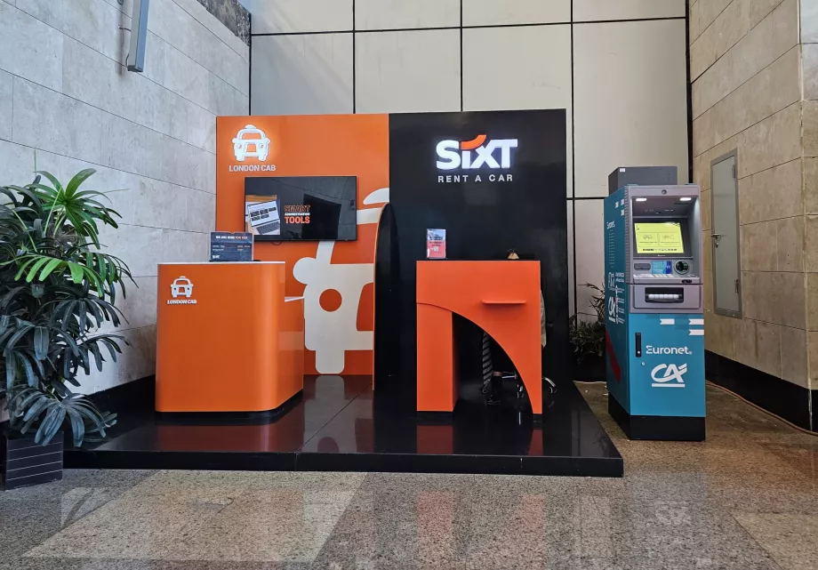 Schalter der Autovermietung in der Ankunftshalle