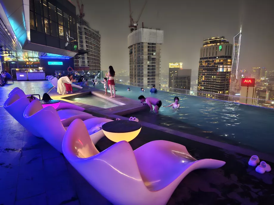 Pool auf dem Dach bei Nacht