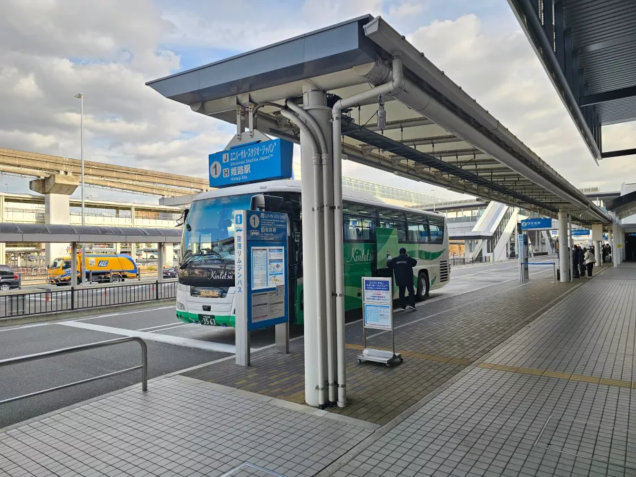 Bus vor dem Terminal