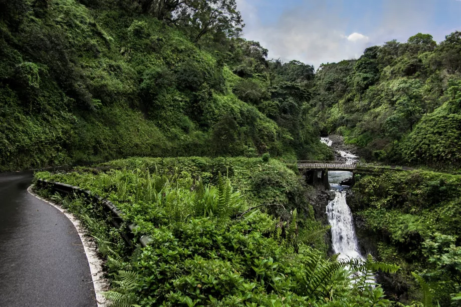 Brücke über den Wasserfall an der Straße nach Hana
