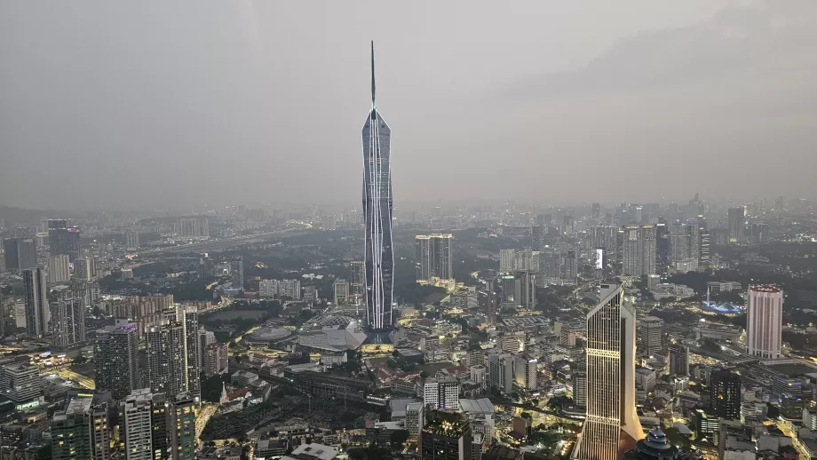 Blick auf den Wolkenkratzer Merdeka 118 vom Menara Tower aus