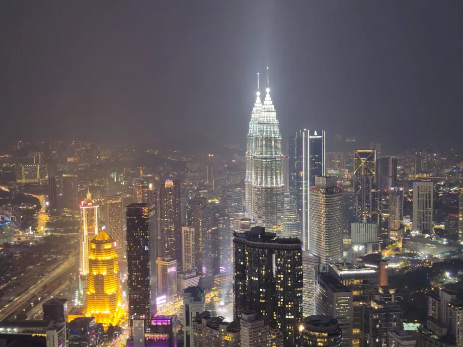 Blick auf die Petronas Twin Towers von der offenen Terrasse