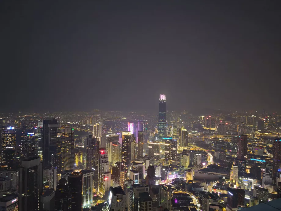 Kuala Lumpur bei Nacht vom Menara Tower aus