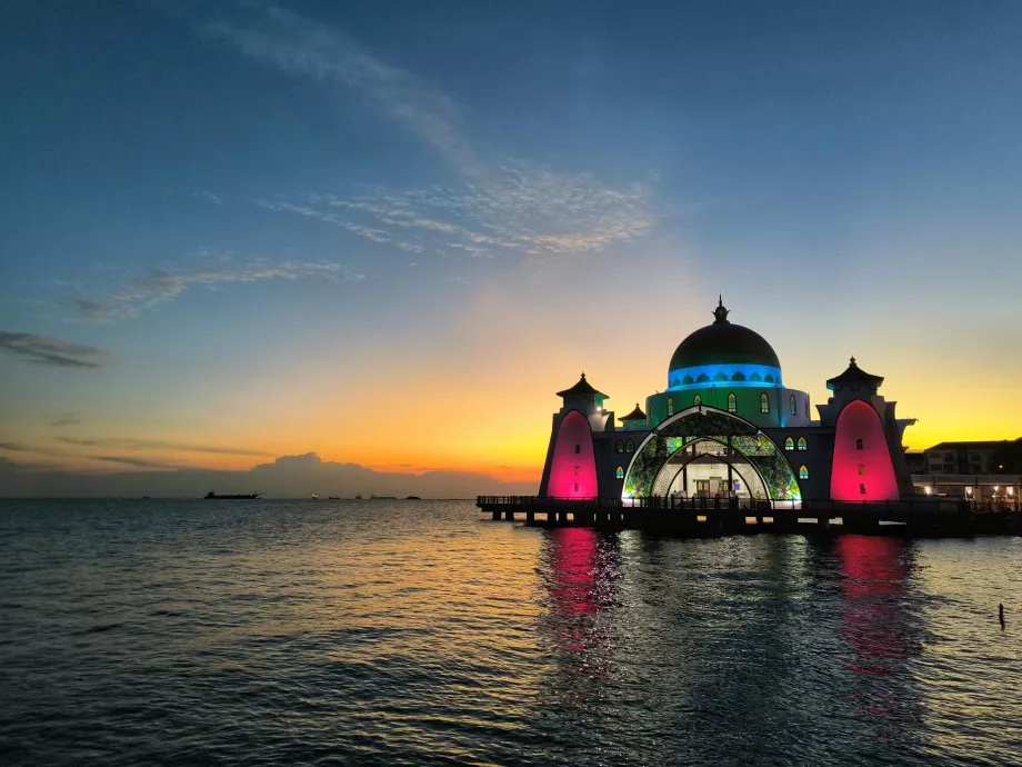 Moschee Selat Mealaka abends