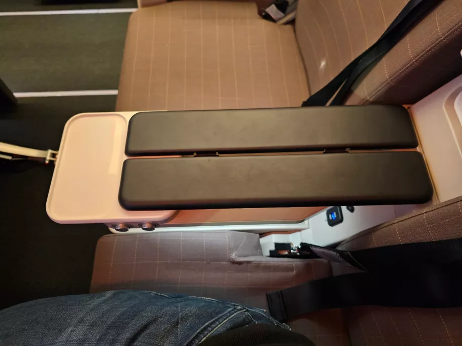 Armlehne und Stauraum